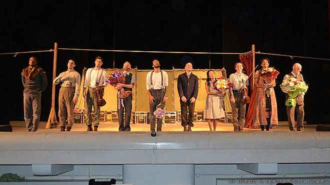 هنرمندان تئاتر گلوب لندن، 'هملت' را در تاجیکستان اجرا کردند