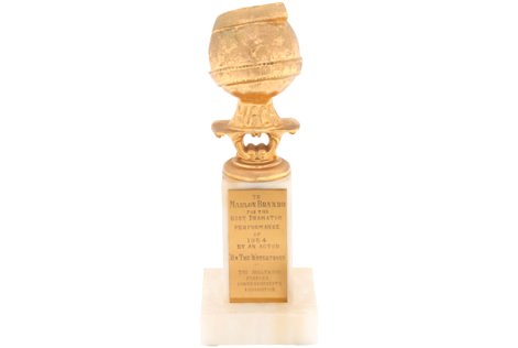 جایزه گلدن گلوب مارلون براندو چوب حراج خورد.