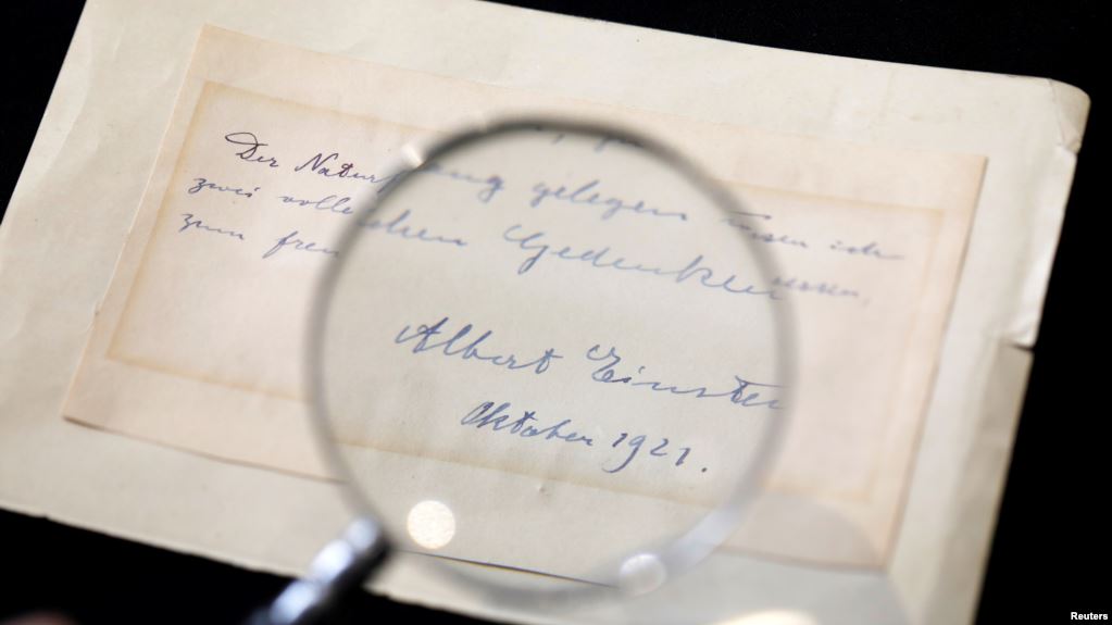 تعدادی از متعلقات «آلبرت اینشتین» زیر چوب حراج: از نامه ای عاشقانه تا ویولونی که می نواخت