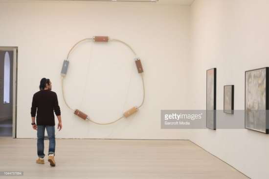 آینه سیاه با ۱۷۰ هنرمند در ساعتچی لندن