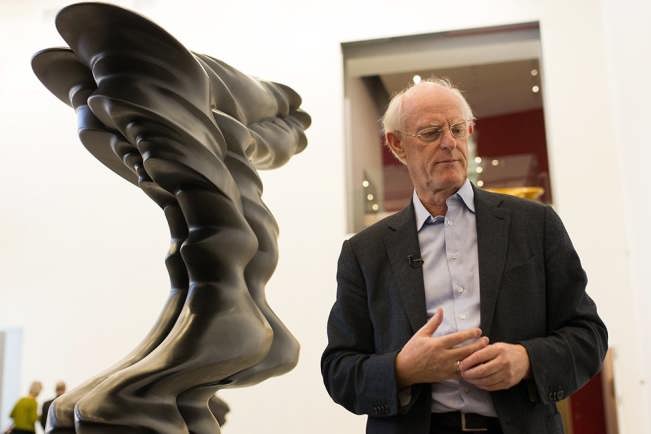 مجسمه اهدایی تونی کرگ در هفته پایانی موزه هنرهای معاصر رونمایی شد
